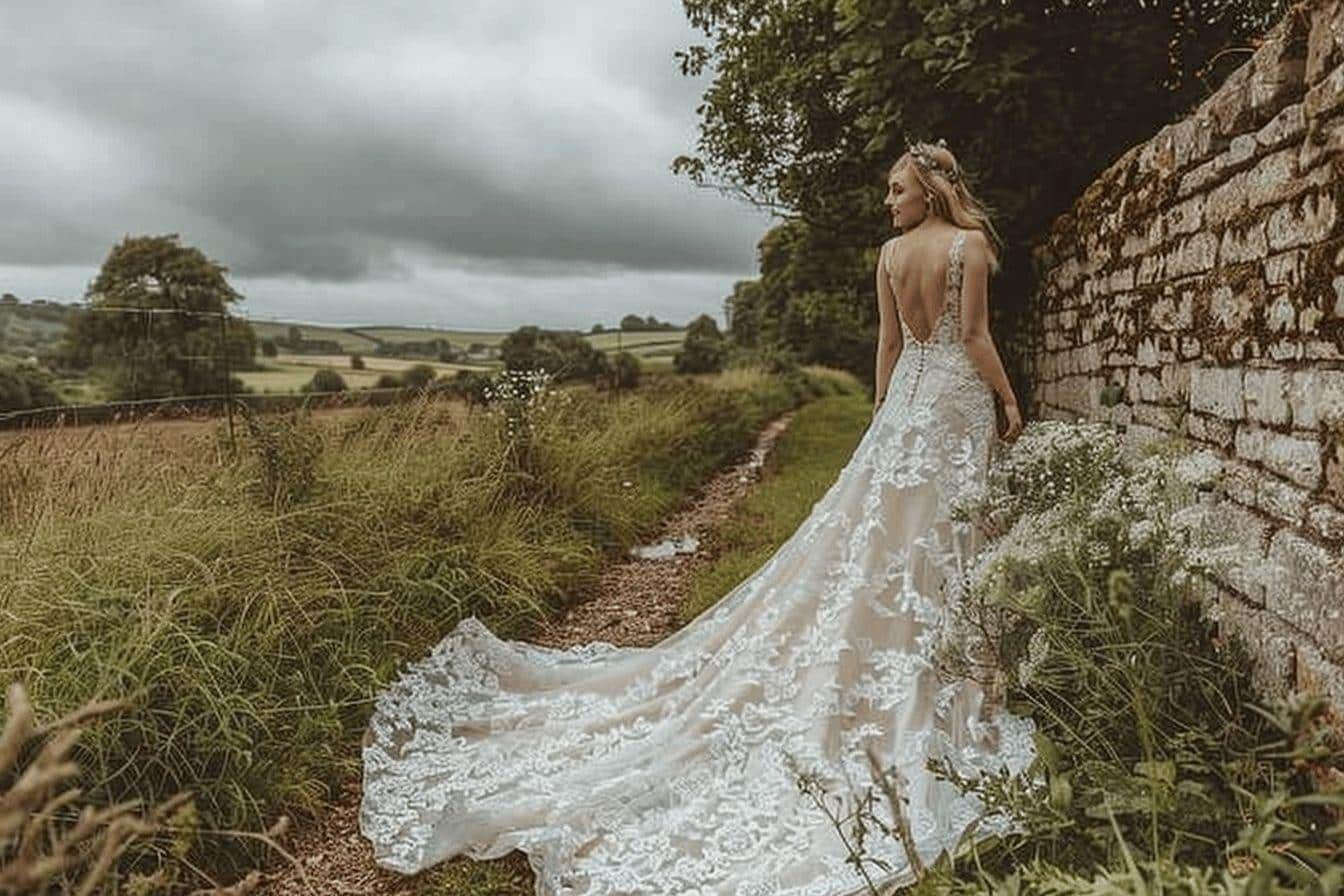 Margot Robbie époustoufle en robe de mariée dans le Yorkshire sauvage