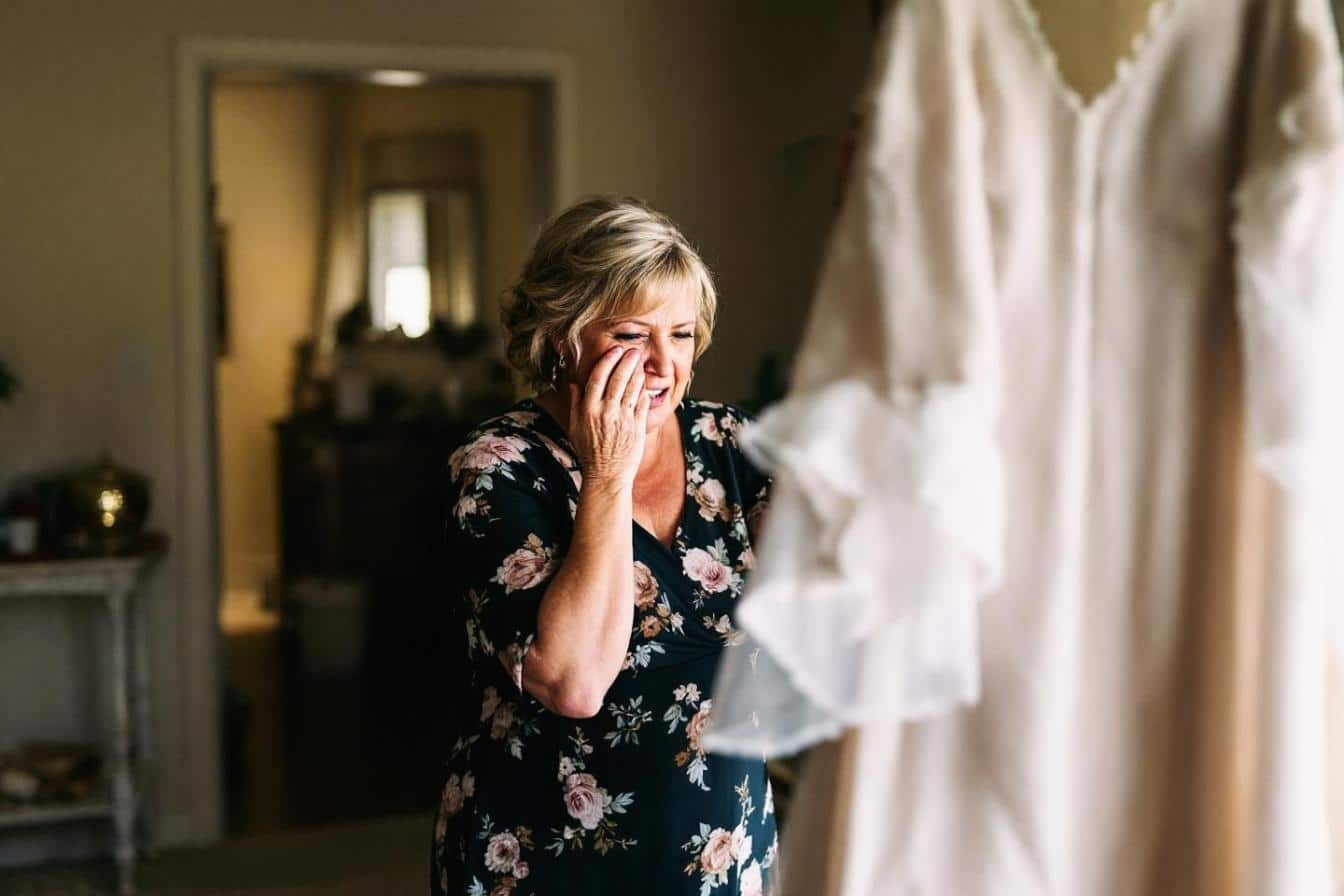 Émue : Sa belle-fille transforme sa robe de mariée de 1992