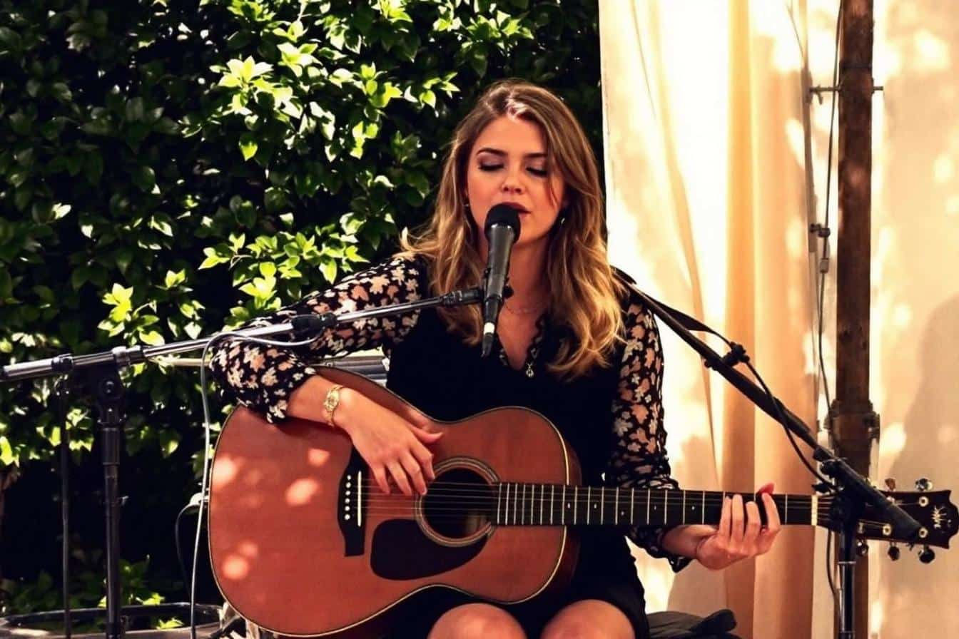 Louane chante au mariage de sa fan, promesse tenue !