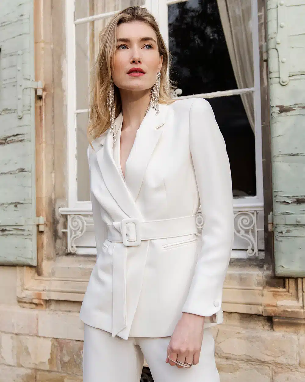 tailleur blanc femme veste cintree ceinturee combinaison blanche tenue ceremonie