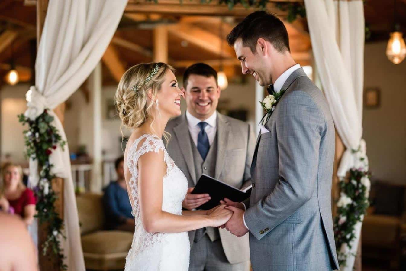 Après 15 ans sans mariage, le fils du maire unit le village